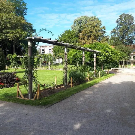 Проживание в семье Maison Du Jardin Botanique 7 Min Centre Et Gare